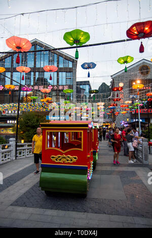 Hangzhou, Chine - 27 juillet 2018 : la ville de Yangshuo park l'un des principaux sites touristiques de loisirs et divertissement au crépuscule spot Banque D'Images