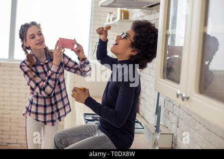 Enfants joyeux jouer ensemble avec de la nourriture dans la cuisine Banque D'Images