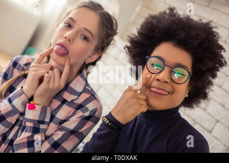 Les adolescents ludique faire des grimaces à la caméra Banque D'Images