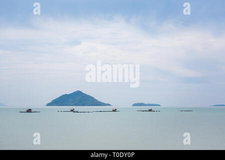 Paysage d'Été tropical sur l'île de Koh Lanta Noi en Thaïlande. Seascape avec village flottant des huttes. Banque D'Images