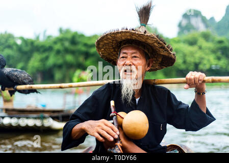 Hangzhou, Chine - 27 juillet 2018 : cormorant fisherman sur un radeau de bambou sur la rivière Li à Yangshuo près de Guilin en Chine Banque D'Images