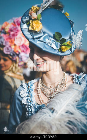 Femme masquée pendant le carnaval vénitien dans une image noir et blanc Banque D'Images