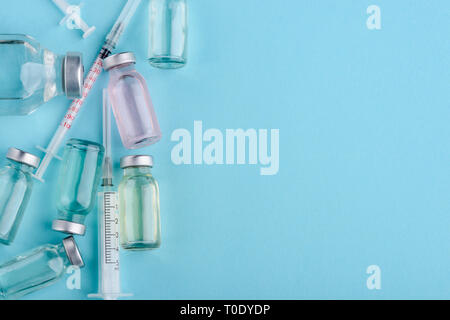 Les seringues et les médicaments différents Banque D'Images