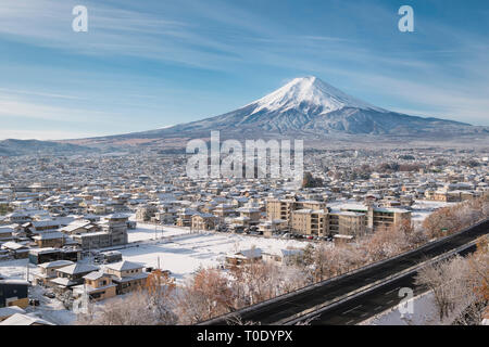 Mt. Fuji sur une ville provinciale dans la neige Banque D'Images