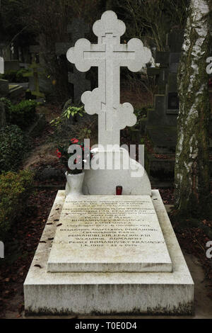 Tombe du grand-duc Andrei Vladimirovich de Russie (1879-1956) et de sa femme ballerine russe Mathilde Kschessinska (1872-1971) connue sous le nom de princesse Romanovskaya-Krasinskaya après son mariage au cimetière russe de Sainte-Geneviève-des-Bois (Cimetière russe de Sainte-Geneviève-des-Bois) près de Paris, France. Leur fils, le prince Vladimir Romanovsky-Krasinsky (1902-1974), est également enterré dans la tombe. Banque D'Images