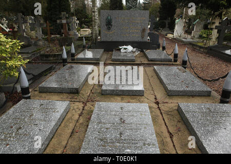 Tombes des officiers d'origine russe a servi dans l'armée française au Cimetière Russe de Sainte-Geneviève-des-Bois (Cimetière Russe de Sainte-Geneviève-des-Bois) près de Paris, France. Le général français d'origine russe et diplomate Zinovy Pechkov (Zinovi Pechkoff) est enterré ici, entre autres. Banque D'Images