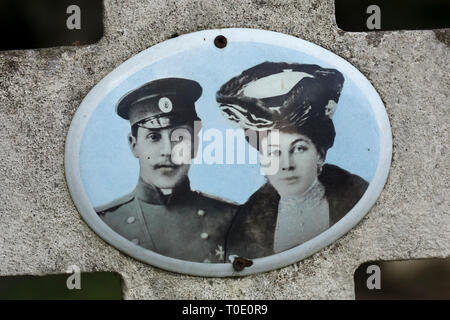 Photographie de l'officier de l'armée russe Boris Arapov et sa femme Zinaida Arapova, née Princesse Golitsyn, sur leur tombe au cimetière de la Fédération à Sainte-Geneviève-des-Bois (Cimetière Russe de Sainte-Geneviève-des-Bois) près de Paris, France. Noble russe Boris Arapov est né le 7 février 1880, a quitté la Russie à l'âge de 40 ans, a passé environ 17 ans en exil et mourut à l'âge de 57 ans le 19 octobre 1937. Sa femme Zinaida Arapova est né le 12 avril 1881 que la Princesse Golitsyn, a quitté la Russie à l'âge de 40 ans, a passé moins de dix ans en exil et mourut à l'âge de 46 ans le 5 février 1928. Banque D'Images