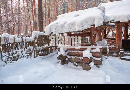 Vieux Pays traditionnel en bois bien bien faite de billes recouvertes de neige en hiver. Banque D'Images