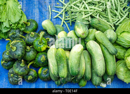 Melon d'hiver, les citrouilles, les haricots verts et la laitue, exposés à la vente, matin marché alimentaire de la rue, Luang Prabang, Laos, Asie Banque D'Images