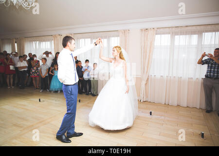 Premier mariage de danse senior couple in restaurant Banque D'Images