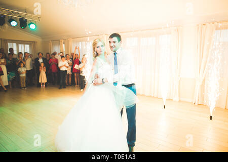 Premier mariage de danse senior couple in restaurant Banque D'Images