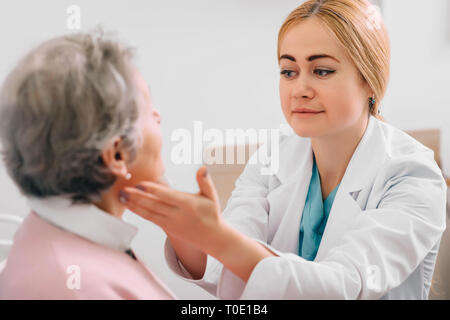 L'examen oto-rhino-laryngologiste senior patient's at medical office Banque D'Images