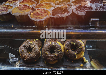 Vue rapprochée du chocolat donuts et cupcakes dans un café. Concept de saine alimentation pas Banque D'Images