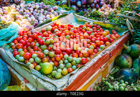 L'affichage à l'étal du marché de légumes avec les tomates cerises, les citrouilles et les échalotes vertes, jour de marché Phosy, Luang Prabang, Laos, Asie Banque D'Images