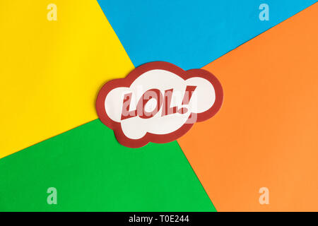 Lol en style pop art sur fond coloré un minimum de concept créatif. Banque D'Images