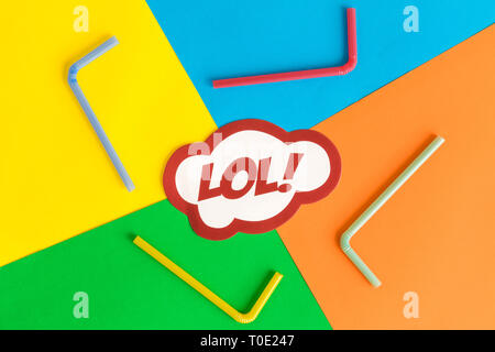 Lol en style pop art et pailles sur fond coloré verre minimal concept créatif. Banque D'Images
