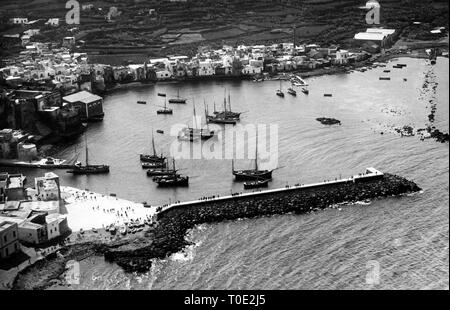 L'Europe, Italie, Sicile, Pantelleria, vue aérienne du port, 1920-30 Banque D'Images