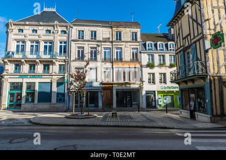 Bar-sur-Aube (nord-est de la France) : rue et des bâtiments dans le centre-ville Banque D'Images