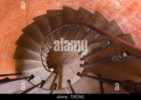 Un escalier en spirale dans un ancien hôtel particulier de Français Banque D'Images