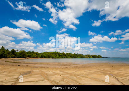 Belle vue sur Susan Hoi Shell cimetière de fossiles dans la région de Krabi, Thaïlande. Prises du paysage près de Ao Nang avec ciel bleu et jaune sable. Banque D'Images