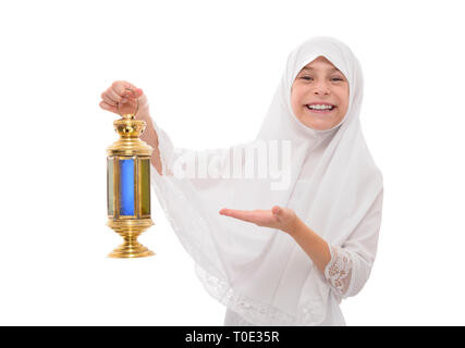 Heureux jeune musulmane en voile blanc Smiling célébrer le Ramadan avec lanterne de fête, Isolated on White Banque D'Images