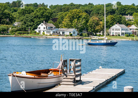 Vue sur le Mystic Seaport avec des bateaux et des maisons, Connecticut Banque D'Images