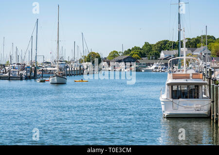 Vue sur le Mystic Seaport avec des bateaux et des maisons, Connecticut Banque D'Images