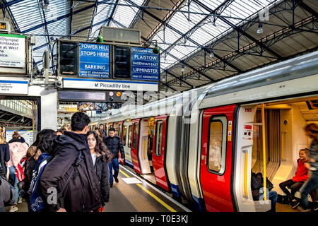 Passagers à bord d'un train de métro S7 stock District Line à la gare Earl's court du sud-ouest de Londres, Londres, Royaume-Uni Banque D'Images