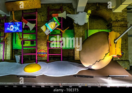 Installation artistique d'œufs géants par Heather Phillipson à la station de métro Gloucester Road, projet Art of the Art on the Underground, Londres, Royaume-Uni Banque D'Images