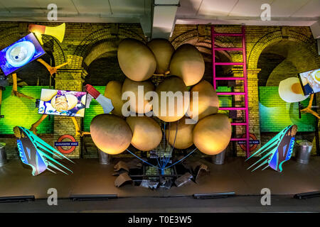 Installation artistique d'œufs géants par Heather Phillipson à la station de métro Gloucester Road, projet Art of the Art on the Underground, Londres, Royaume-Uni Banque D'Images