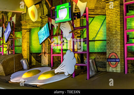 L'installation d'art d'oeufs par Heather Phillipson géant à la station de métro Gloucester Road, Londres, l'art de l'art sur le projet de Métro Banque D'Images