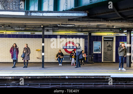 Personnes sur la plate-forme hte attendant un train souterrain à la station de métro Sloane Square, Londres, Royaume-Uni Banque D'Images