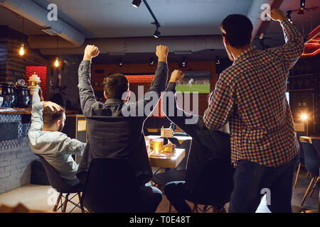 Sport Tv regarder amis au pub. Banque D'Images