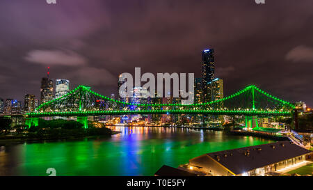 La ville de Brisbane sur une nuit nuageuse. Situé dans le Queensland en Australie, la capitale du Queensland. Banque D'Images