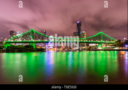 La ville de Brisbane sur une nuit nuageuse. Situé dans le Queensland en Australie, la capitale du Queensland. Banque D'Images