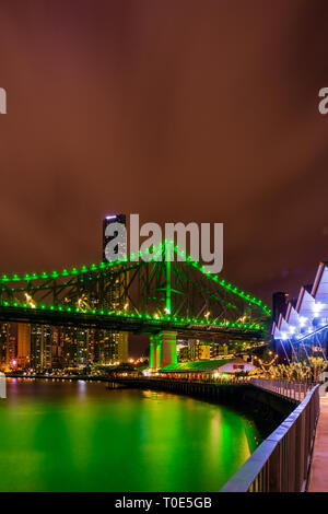 La ville de Brisbane sur une nuit nuageuse. Situé dans le Queensland en Australie, la capitale du Queensland. Banque D'Images