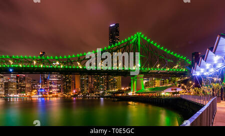 La ville de Brisbane sur une nuit nuageuse. Situé dans le Queensland en Australie, la capitale du Queensland. Banque D'Images