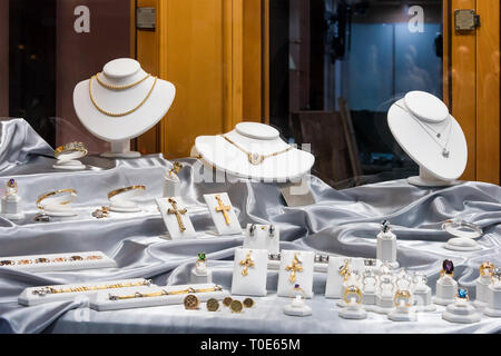 Bagues et colliers de diamants bijoux afficher dans un magasin de détail de luxe vitrine vitrine Banque D'Images