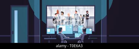 Deux hommes à la surveille derrière le verre à mélanger la race de gens d'affaires réunion de réflexion de l'équipe bureau sombre conférence sécurité surveillance d'intérieur Illustration de Vecteur