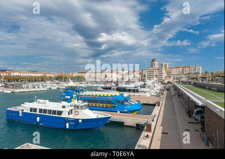 Port avec vue sur la ville, dans l'arrière-plan la Basilique Notre Dame de la Victoire, Saint-Raphaël, Var, Provence-Alpes-Côte d'Azur, France, Europe Banque D'Images