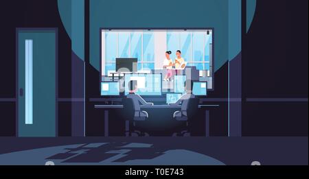 Deux hommes regardant surveille derrière une vitre couple eating pizza man woman relaxing on couch watching tv bureau sombre de la surveillance de l'intérieur du système de sécurité Illustration de Vecteur