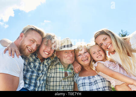 Extended family avec les enfants et les grands-parents comme un symbole de l'harmonie Banque D'Images