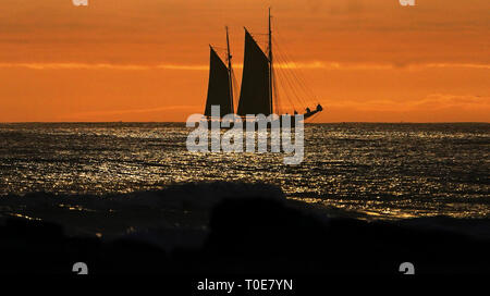 L 'Tall Ship' William II navigue le long de la côte nord-est près de Whitley Bay dans la région de Tyne et Wear après son départ de Blyth dans le Northumberland sur un voyage autour de la côte de Grande-Bretagne faisant escale dans 10 ports en route et changer d'équipage à chaque étape. Banque D'Images