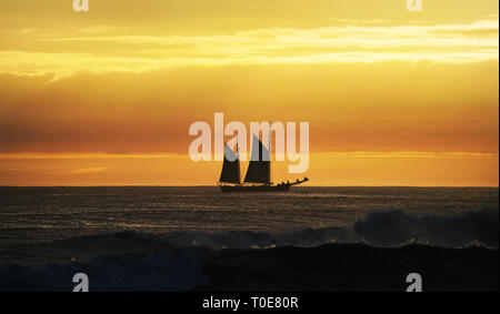 L 'Tall Ship' William II navigue le long de la côte nord-est près de Whitley Bay dans la région de Tyne et Wear après son départ de Blyth dans le Northumberland sur un voyage autour de la côte de Grande-Bretagne faisant escale dans 10 ports en route et changer d'équipage à chaque étape. Banque D'Images