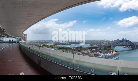 Ouvert au public qu'une fois par an, la plate-forme d'observation de la construction a courbé à Sydney offre une vue plongeante sur le pont et le port. Banque D'Images