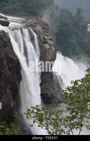 cascades d'ailleurs les dieux du kerala sont des pays de la région Banque D'Images