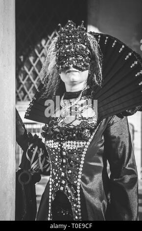 Femme masquée pendant le carnaval vénitien dans une image noir et blanc Banque D'Images