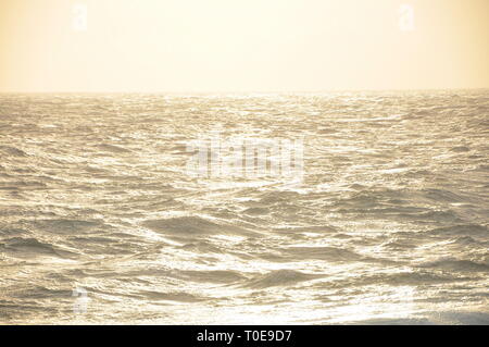 Des vagues dans la mer Adriatique près de ville de Mali Losinj, Croatie Banque D'Images