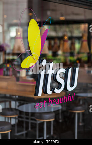 London ITSU - signe sur un style asiatique ITSU restaurant fast food à London UK Banque D'Images