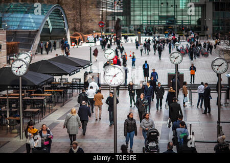 Canary Wharf horloges sur Reuters Plaza - public horloges art, par Konstantin Grcic, dans Reuters Plaza Canary Wharf Londres UK Banque D'Images